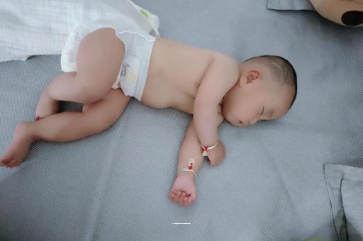 东明两个月宝宝肚子胀气
